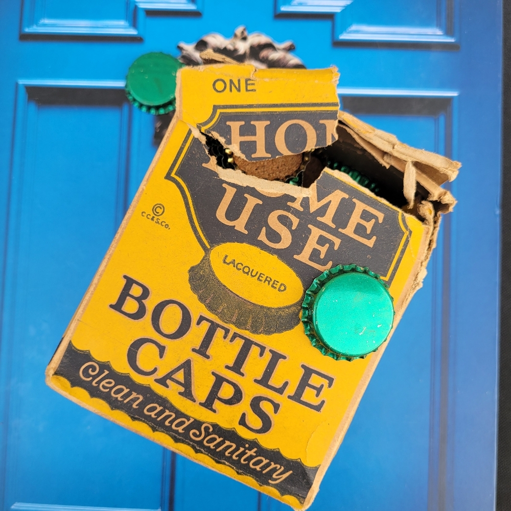Vintage Metallic Green Bottle Caps & Box ~ Crafts ~ Jewelry Making ~  Upcycle